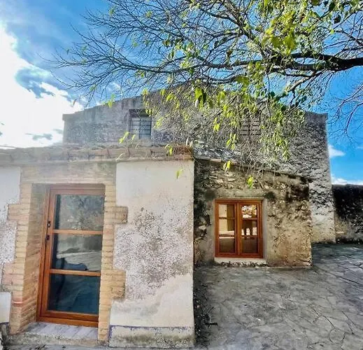 Masia Entre Vinedos Y Mar